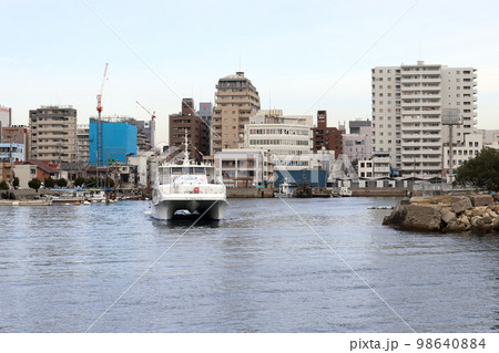 まりん・あわじの出港（兵庫県 明石市 明石港） 98640884
