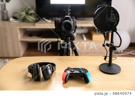 ゲーム配信する機材を並べる　一眼レフとマイクとコントローラーヘッドホン　ゲーム実況　ユーチューバー 98640974