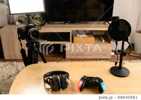 ゲーム配信する機材を並べる 一眼レフとマイクとコントローラーヘッドホン ゲーム実況 ユーチューバー ゲーム配信する機材を並べる 一眼レフとマイクとコントローラーヘッドホン ゲーム実況 ユーチューバー 98640981