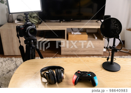 ゲーム配信する機材を並べる　一眼レフとマイクとコントローラーヘッドホン　ゲーム実況　ユーチューバー 98640983