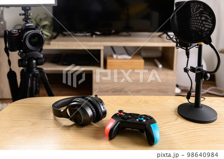 ゲーム配信する機材を並べる 一眼レフとマイクとコントローラーヘッドホン ゲーム実況 ユーチューバー ゲーム配信する機材を並べる 一眼レフとマイクとコントローラーヘッドホン ゲーム実況 ユーチューバー 98640984