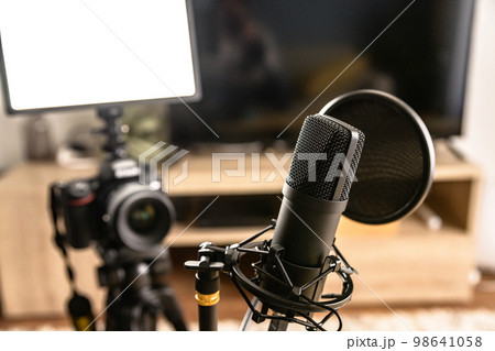 マイクアップ配信者イメージ　一眼レフとマイクとLEDライト　歌ってみたゲーム実況　ユーチューバー 98641058