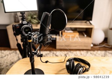 マイクアップ配信者イメージ　一眼レフとマイクとLEDライト　歌ってみたゲーム実況　ユーチューバー 98641239