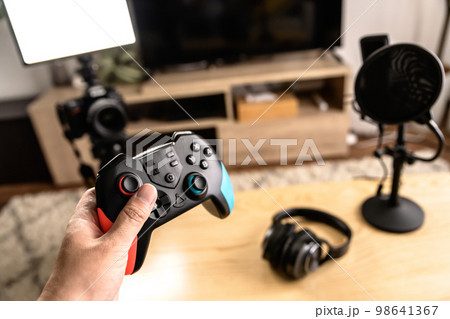 ゲーム配信する機材を並べる　一眼レフとマイクとコントローラーヘッドホン　ゲーム実況　ユーチューバー 98641367