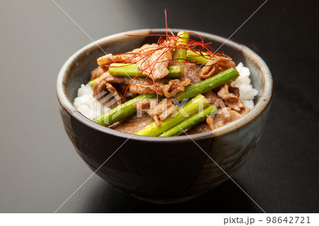 ニンニク芽の牛丼 98642721