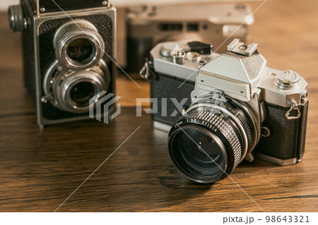 レトロ】フィルムカメラ【ヴィンテージ】の写真素材 [98643321] - PIXTA