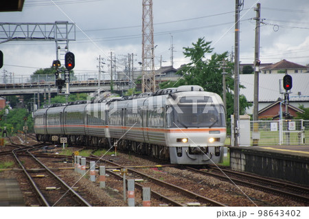 高山本線 美濃太田駅 到着する特急ひだ号キハ85 高山本線 美濃太田駅 到着する特急ひだ号キハ85 98643402