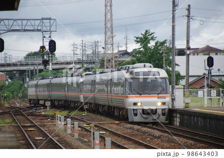 高山本線 美濃太田駅 到着する特急ひだ号キハ85 高山本線 美濃太田駅 到着する特急ひだ号キハ85 98643403