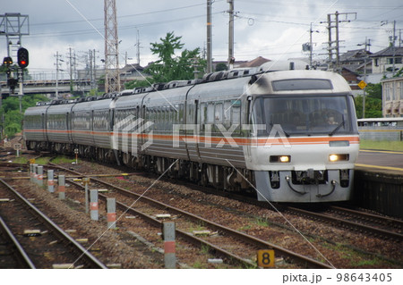 高山本線 美濃太田駅 到着する特急ひだ号キハ85 98643405