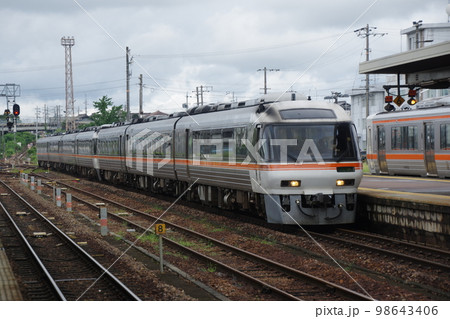 高山本線 美濃太田駅 到着する特急ひだ号キハ85 98643406