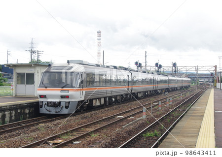 高山本線 美濃太田駅 発車する特急ひだ号キハ85 高山本線 美濃太田駅 発車する特急ひだ号キハ85 98643411