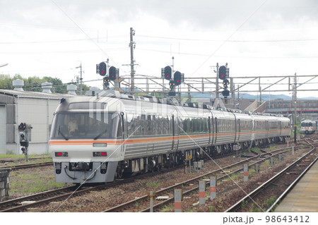 高山本線 美濃太田駅 発車する特急ひだ号キハ85 98643412