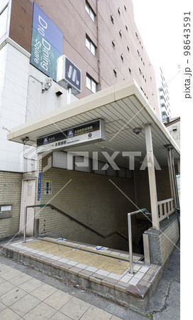大阪メトロ堺筋線、長堀鶴見緑地線の長堀橋駅7号出入口 大阪メトロ堺筋線、長堀鶴見緑地線の長堀橋駅7号出入口 98643591