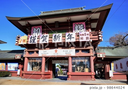 正月飾りを施した笠間稲荷神社 98644024