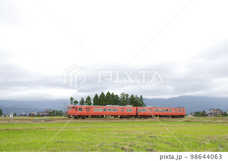 城端線 高儀付近 散居村を行く気動車キハ47 城端線 高儀付近 散居村を行く気動車キハ47 98644063