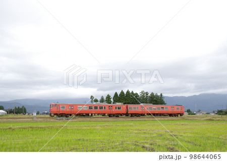 城端線 高儀付近 散居村を行く気動車キハ47 城端線 高儀付近 散居村を行く気動車キハ47 98644065