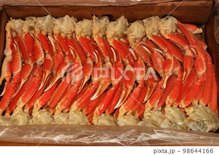 家族の集まる御正月に… 心置きなく食べ放題♪ 箱入り5kgのボイル済みズワイ蟹 98644166
