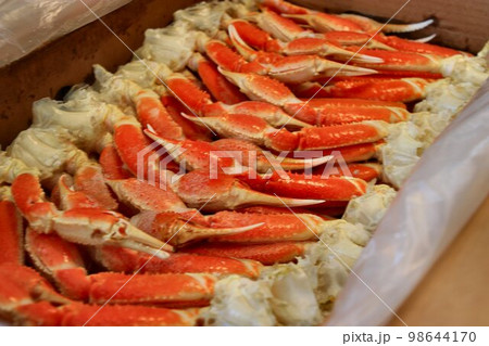 家族の集まる御正月に… 心置きなく食べ放題♪ 箱入り5kgのボイル済みズワイ蟹 98644170