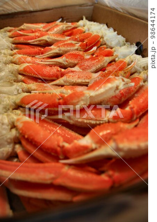 家族の集まる御正月に… 心置きなく食べ放題♪ 箱入り5kgのボイル済みズワイ蟹 98644174