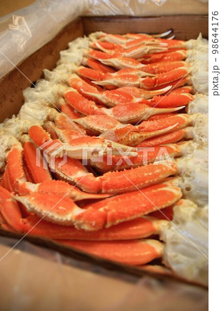 家族の集まる御正月に… 心置きなく食べ放題♪ 箱入り5kgのボイル済みズワイ蟹 98644176