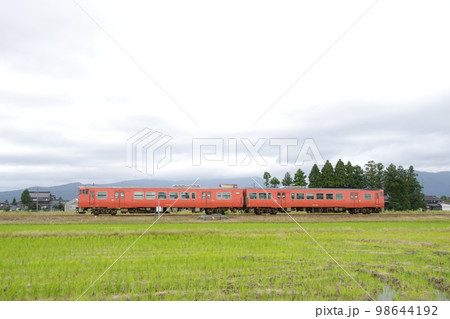 城端線 高儀付近 散居村を行く気動車キハ47 98644192