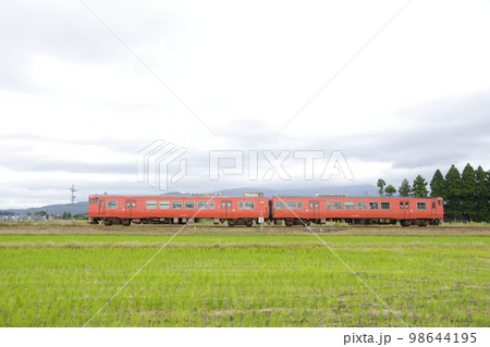 城端線 高儀付近 散居村を行く気動車キハ47 98644195