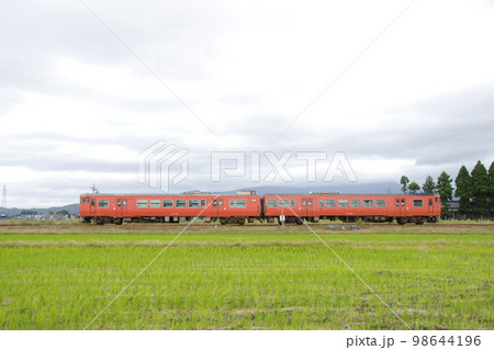 城端線 高儀付近 散居村を行く気動車キハ47 98644196