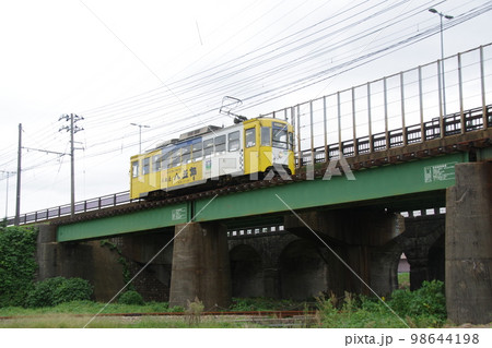万葉線 能町口付近 路面電車デ7070形 万葉線 能町口付近 路面電車デ7070形 98644198