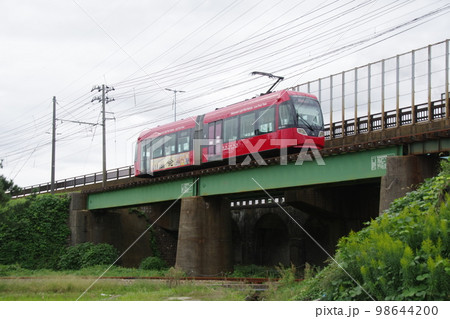 万葉線 能町口付近 路面電車アイトラム 98644200