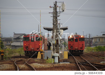 氷見線 能町駅 列車交換する気動車キハ47とキハ40 98644309