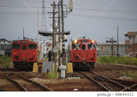 氷見線 能町駅 列車交換する気動車キハ47とキハ40 98644311