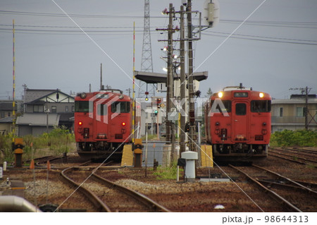 氷見線 能町駅 列車交換する気動車キハ47とキハ40 98644313