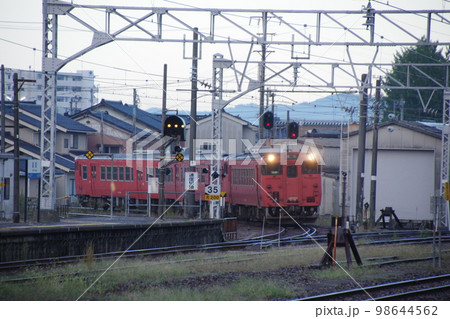 城端線 高岡駅 到着する気動車キハ40 98644562