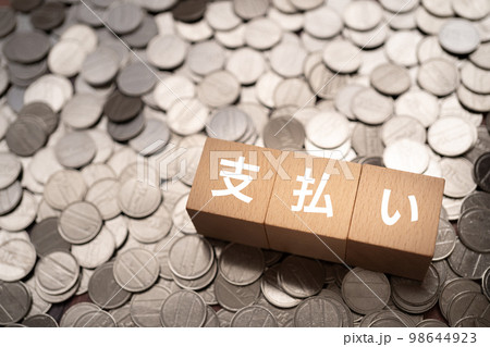 支払いと書かれたブロックとコイン 98644923