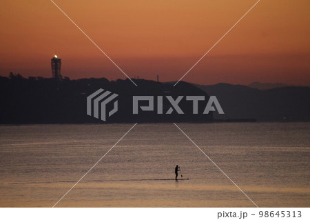 湘南の夕暮れとSUP 湘南の夕暮れとSUP 98645313