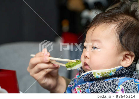 百日祝い・お食い初めをする男の子 百日祝い・お食い初めをする男の子 98645314