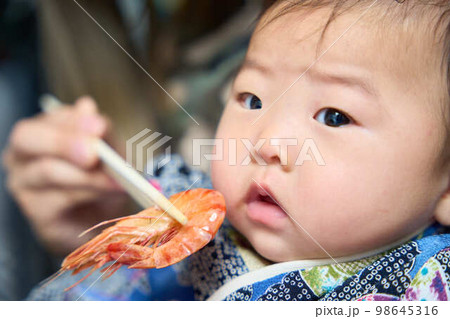 百日祝い・お食い初めをする男の子 百日祝い・お食い初めをする男の子 98645316