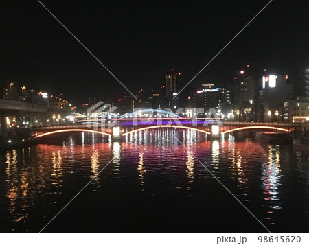 浅草駅近くの東武線隅田川鉄橋から眺めた下流方向の大晦日の夜景 98645620