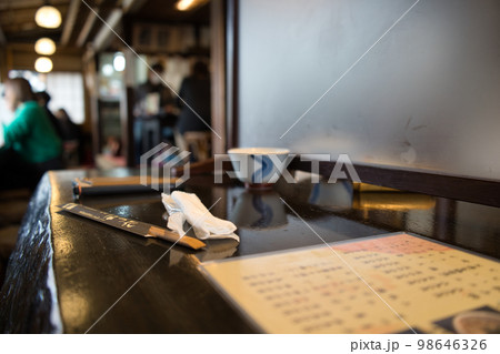 老舗蕎麦屋で注文待ち 98646326