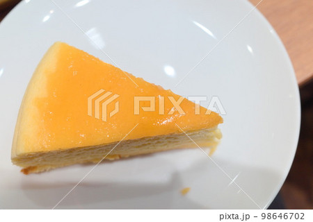 白いお皿に載せたカフェのチーズスフレ 白いお皿に載せたカフェのチーズスフレ 98646702