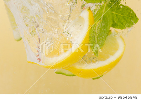水中のレモンとライムとミント 水中のレモンとライムとミント 98646848