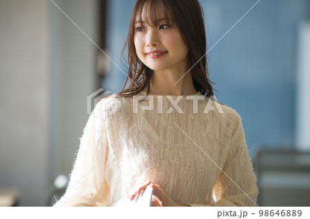 ノートパソコンを使う若い女性 98646889