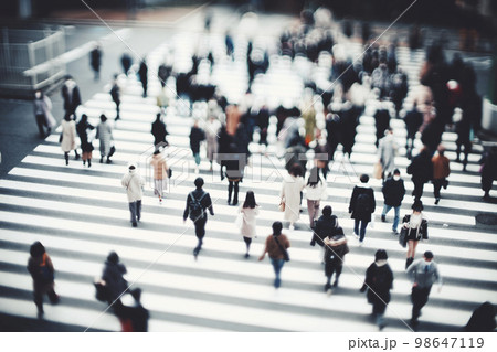 横断歩道を渡る人々 ぼかしイメージの写真素材 [98647119] - PIXTA