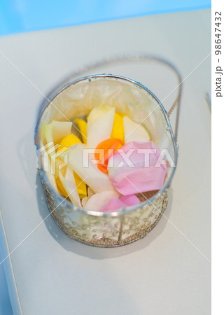 チャペルの投げる前のフラワーシャワー チャペルの投げる前のフラワーシャワー 98647432