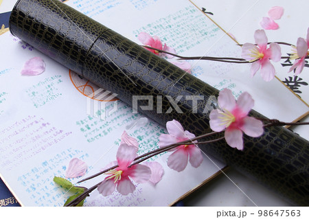 学校の卒業イメージ 卒業おめでとう 卒業証書 小学校 中学校 高校 大学 学校の卒業イメージ 卒業おめでとう 卒業証書 小学校 中学校 高校 大学 98647563