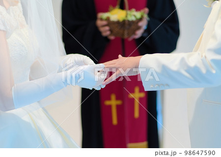 結婚式での新郎新婦の指輪交換 結婚式での新郎新婦の指輪交換 98647590