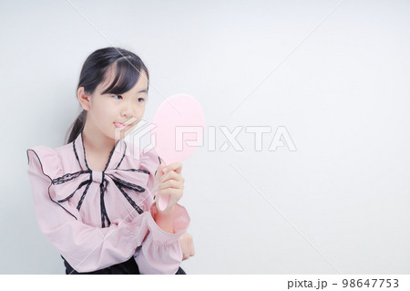 舌を出して鏡を覗く量産型女子｜右スペース 98647753