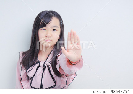 ストップの合図を出す女の子|右スペース ストップの合図を出す女の子|右スペース 98647754
