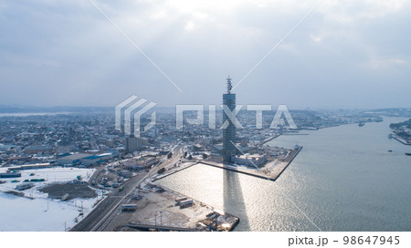 ［秋田県］冬の秋田市の街並み 98647945