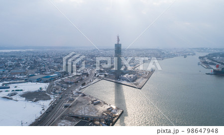 ［秋田県］冬の秋田市の街並み 98647948